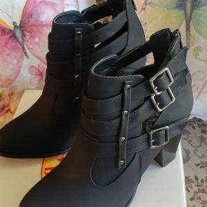 MAKE AN OFFER NIB WOMANS HANOI BOOTIES